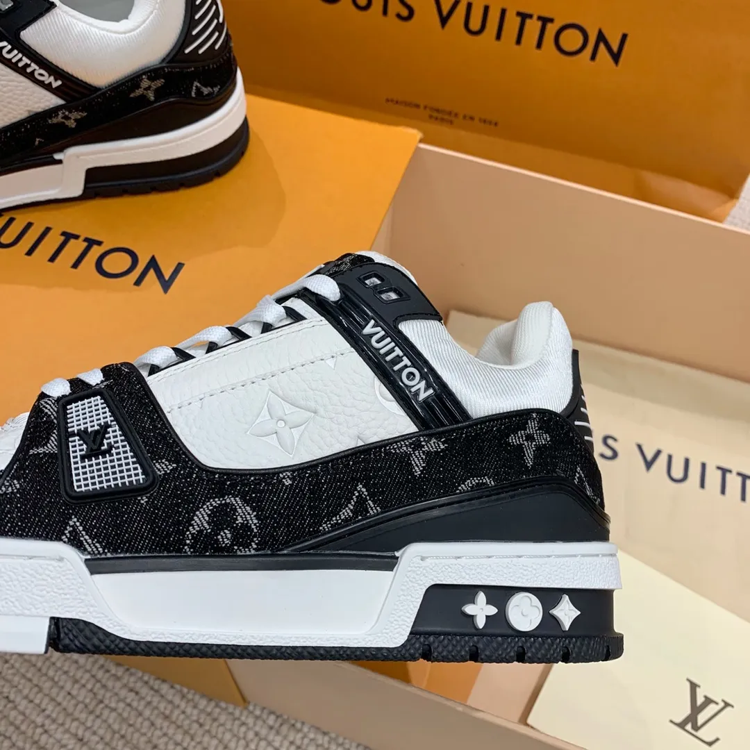 👟👟Ex-factory price 840👟👟 Women's Shoes Factory Purchasing Level ✈️ LV Trainer Latest Series of Couple's Sports Shoes Super Handsome Denim New Style, Very Good-looking ~ A must-have item for fashionistas Top-notch embossed grained calf leather on the upper Original molded T👟👟Ex-factory price U outsole, same texture as the original version Please look for our quality Please pay attention to distinguish the currency materials on the market Men's size: 39-45 Women's size: 35-40 ⚠️Full set of packaging (exclusive z👟👟factory price level anti-theft buckle cannot be sold once disassembled)